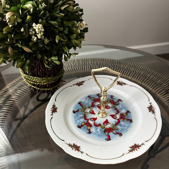 Old Fashioned Christmas by Christineholm Porcelaine Luncheon-Dessert Plae Disc. - Picture 2 of 7